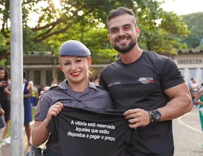 Aprovado na PM-SP comemorando com o instrutor Alex Faria