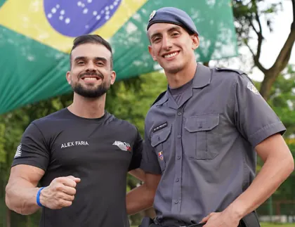 Aprovado na PM-SP comemorando com o instrutor Alex Faria
