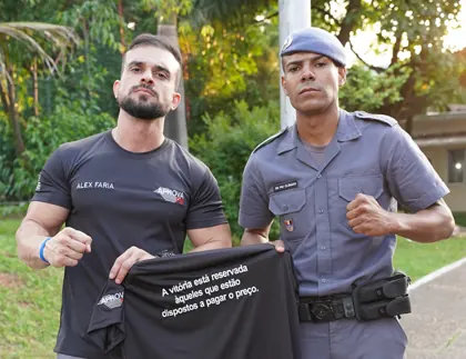 Aprovado na PM-SP comemorando com o instrutor Alex Faria