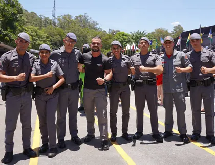Aprovado na PM-SP comemorando com o instrutor Alex Faria