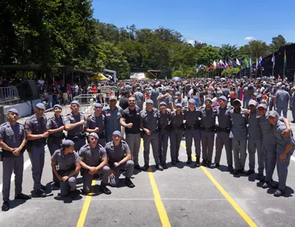 Aprovado na PM-SP comemorando com o instrutor Alex Faria