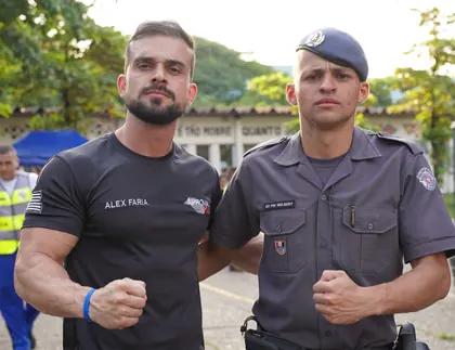 Aluno aprovado abraçando o instrutor Alex Faria