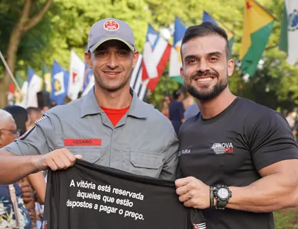 Aprovado na PM-SP comemorando com o instrutor Alex Faria