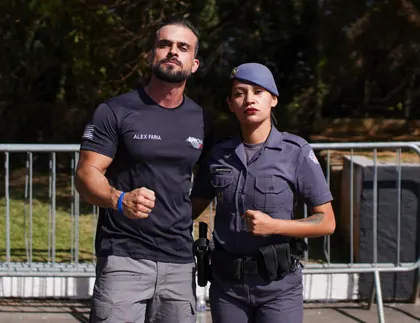 Aluno aprovado abraçando o instrutor Alex Faria